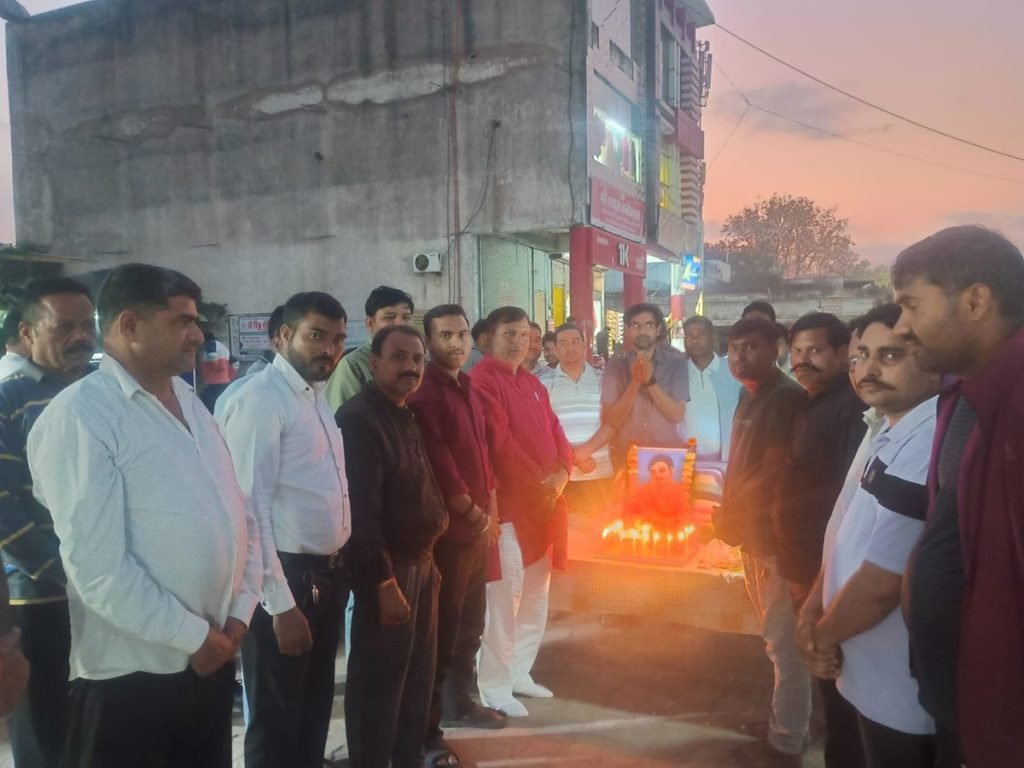 धारूहेड़ा: अमर शहीद चंद्रशेखर आजाद के 95वें शहादत दिवस पर धारूहेड़ा में उनकी प्रतिमा पर माल्यार्पण कर श्रद्धांजलि अर्पित की