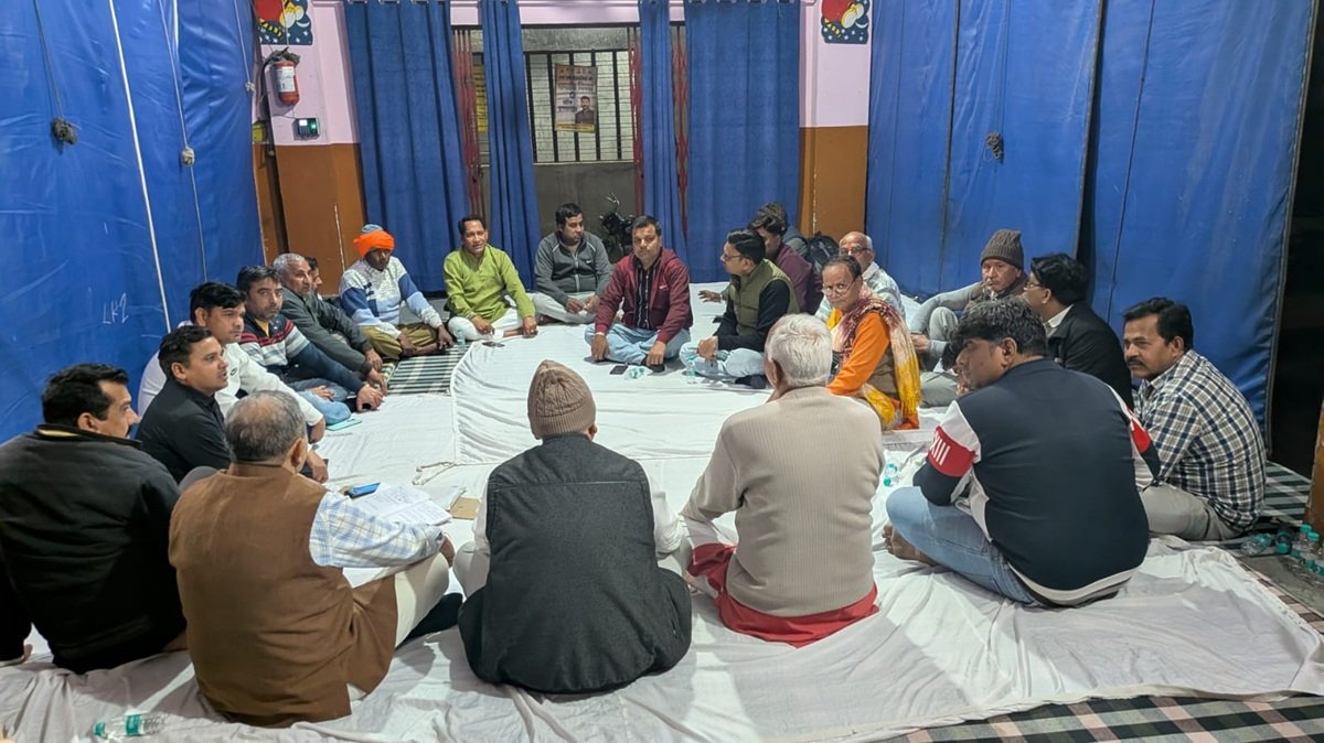 धारूहेड़ा: स्वर्ण समाज की ओर से ब्राह्मण धर्मशाला में यूजीसी के विरोध में रविवार को धरने प्रदर्शन की जिम्मेदारियो को लेकर बैठक आयोजित की ग