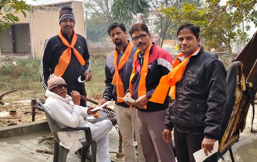 विराट हिंदू सम्मेलन को लेकर डोर टू डोर जाकर दिया न्यौता