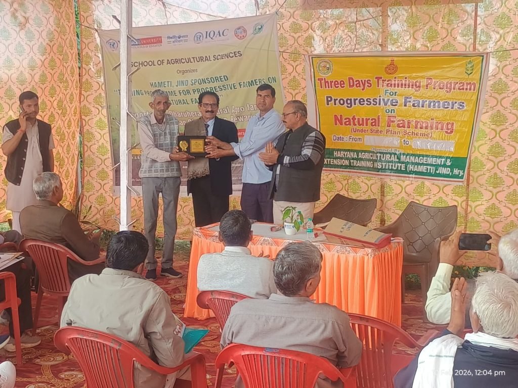 तीन दिवसीय प्रगतिशील किसान प्राकृतिक कृषि प्रशिक्षण शिविर के दूसरे दिन मंगलवार को किसानों को उत्पादन से लेकर अंतरराष्ट्रीय बाजार तक की संपूर्ण जानकारी दी गई