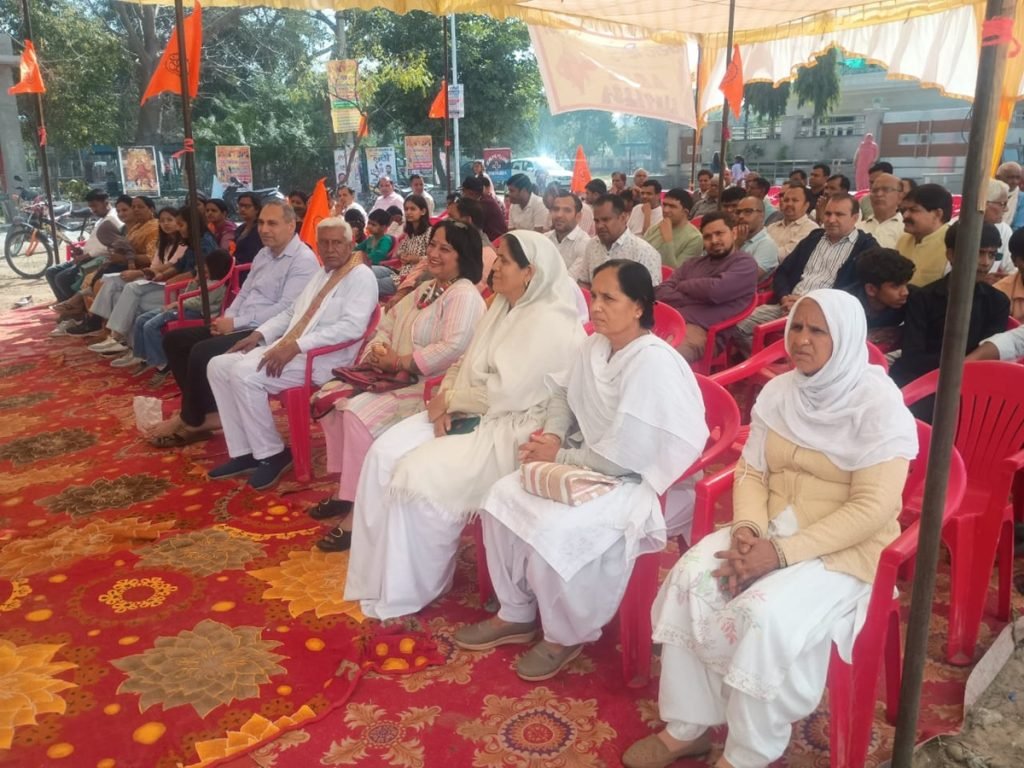 विराट हिन्दू सम्मेलन धारूहेड़ा में संगठित हिंदू, संगठित भारत' का दिया संदेश 3 धारूहेड़ा: राष्ट्रीय स्वयंसेवक संघ के गौरवशाली 100 वर्ष पूर्ण होने पर रविवार को कापडीवास, सेक्टर छ व अरावली सोसायटी में विराट हिन्दू सम्मेलन कार्यक्रम आयोजित किया गया।