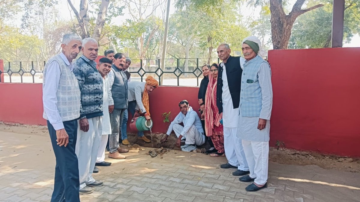 समारोह के बाद किसान भवन परिसर में उनके द्वारा पौधारोपण भी किया गया।