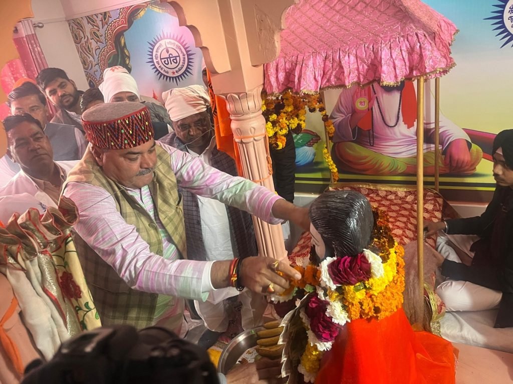 धारूहेड़ा: शिरोमणि गुरु रविदास सेवा समिति की ओर से संत शिरोमणि गुरु रविदास जी महाराज के 649 वें जन्मदिवस के उपलक्ष्य में रविवार को भव्य जयंती समारोह का आयोजन किया गया