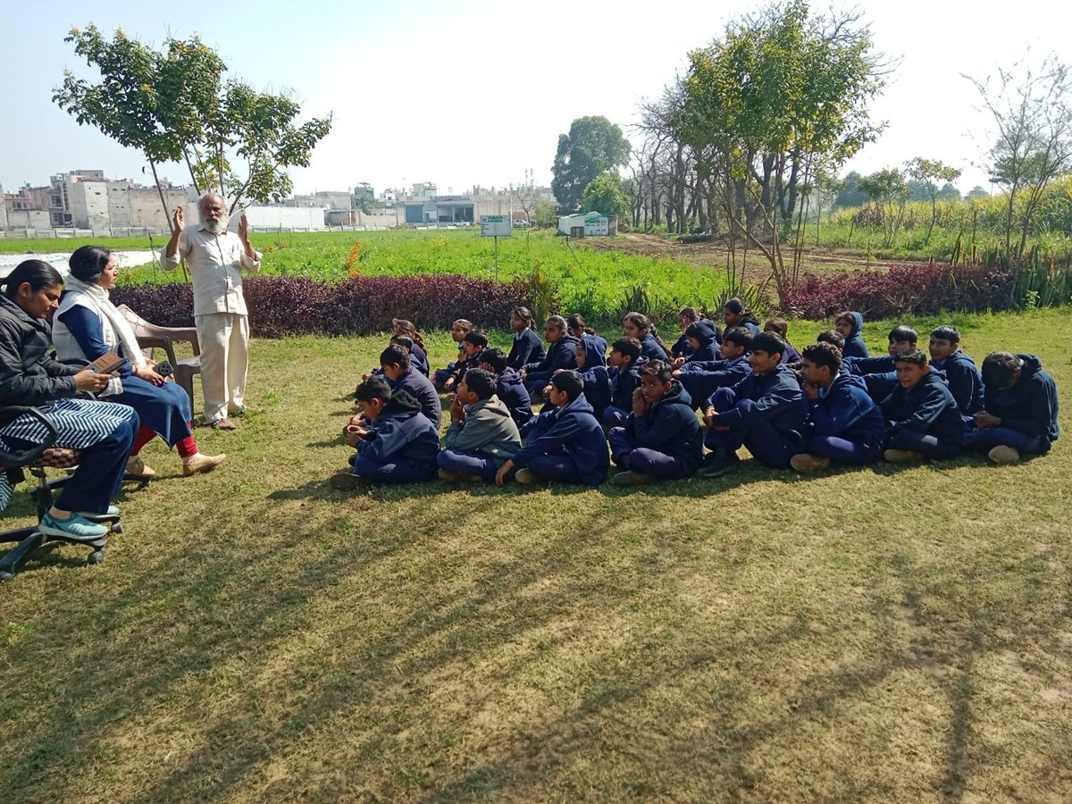 धारूहेड़ा: स्वराज माजरा राजकीय स्कूल के विद्यार्थियों ने गुरूवार को धारूहेड़ा नैचुरल एग्रो फार्म में शैक्षणिक भ्रमण किया।