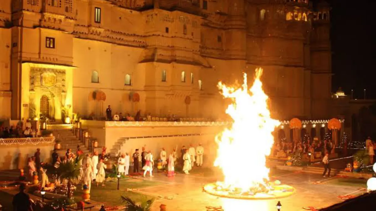 उदयपुर के आदिवासी अंचल में अनोखी होली: आग, आस्था और अदम्य साहस का संगम