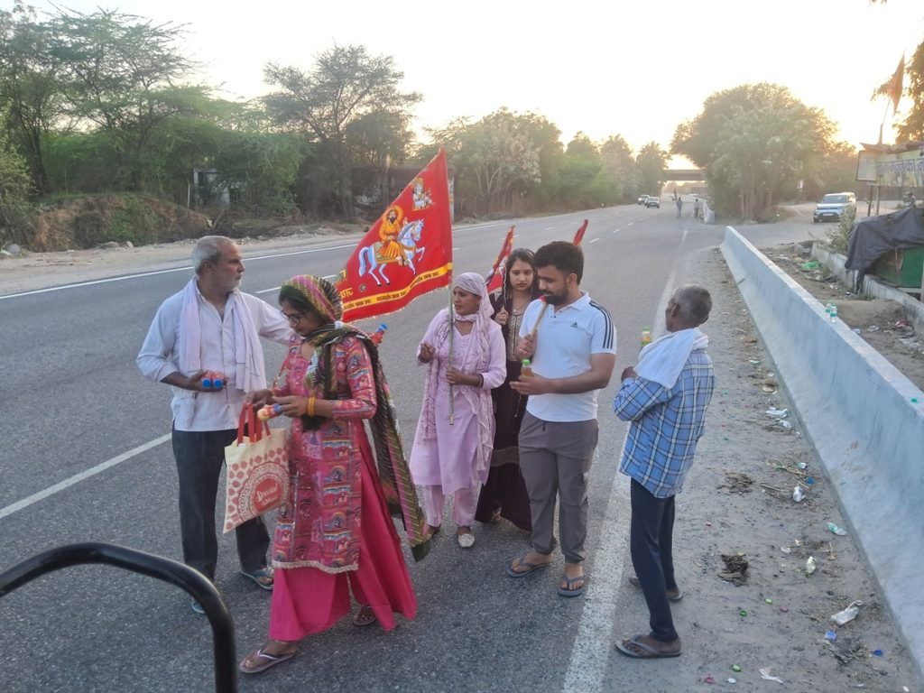 भारत निर्माण युवा दल की बडी पहल: धारूहेड़ा हाईवे पर राहगिरों को करवाया जलपान