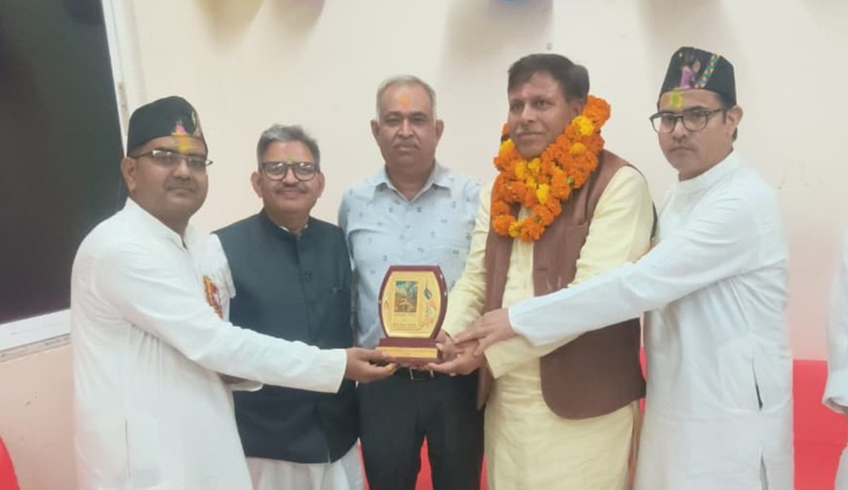 धारूहेड़ा: यहां की बेस्टेक सोसायटी में उत्तराखंड समिति की ओर से होली मिलन समारोह का आयोजन उत्साह और उल्लास के साथ किया गया