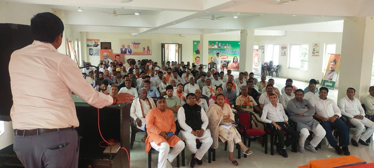 भारतीय जनता पार्टी के जिला मुख्यालय में बावल विधानसभा क्षेत्र के कार्यों की समीक्षा और आगामी कार्यक्रमों की रणनीति तैयार करने के लिए एक महत्वपूर्ण संगठनात्मक बैठक आयोजित की गई