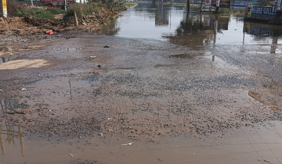 धारूहेड़ा: शहर के वार्ड एक की गलियों में जमा हो रहे बारिश व दूषित पानी स्थानीय लोगों के लिए बड़ी परेशानी का कारण बन गया है।