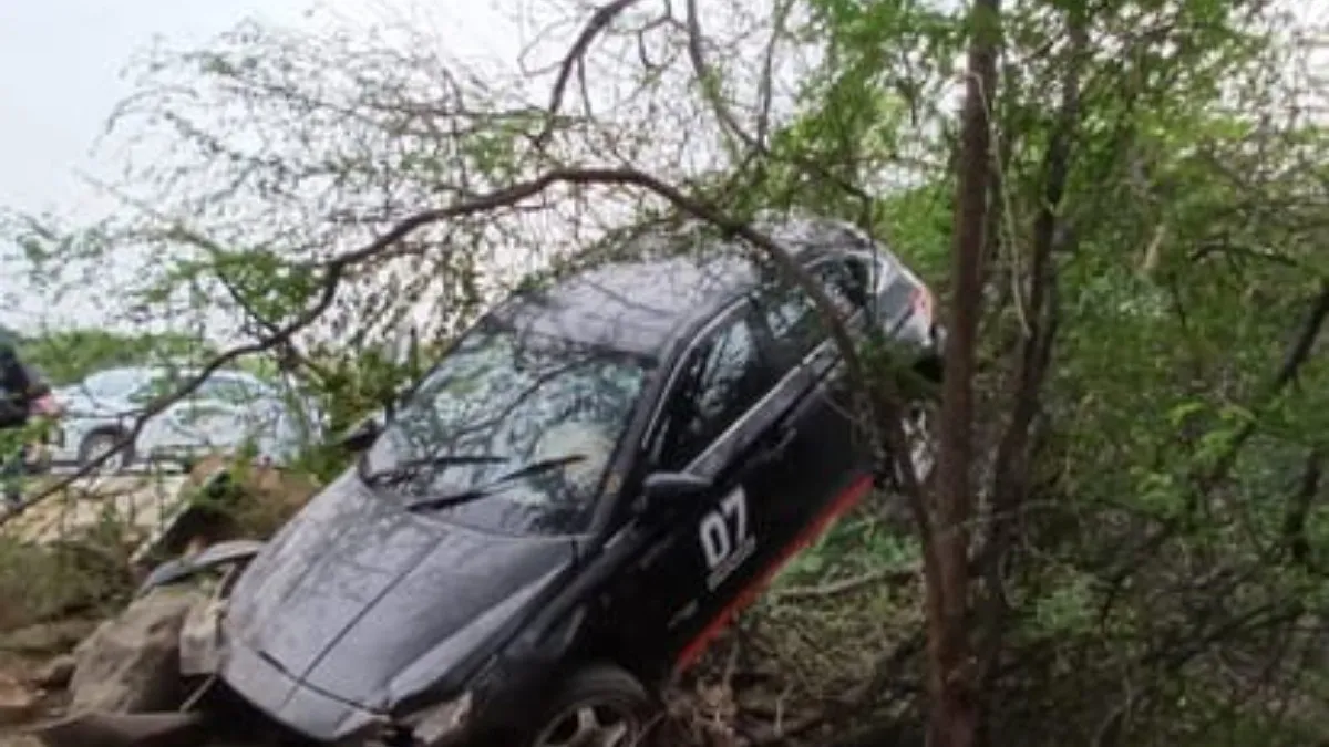 Faridabad News – High-Speed Car Plunges Towards Gorge, Major Accident Averted After Hitting Tree