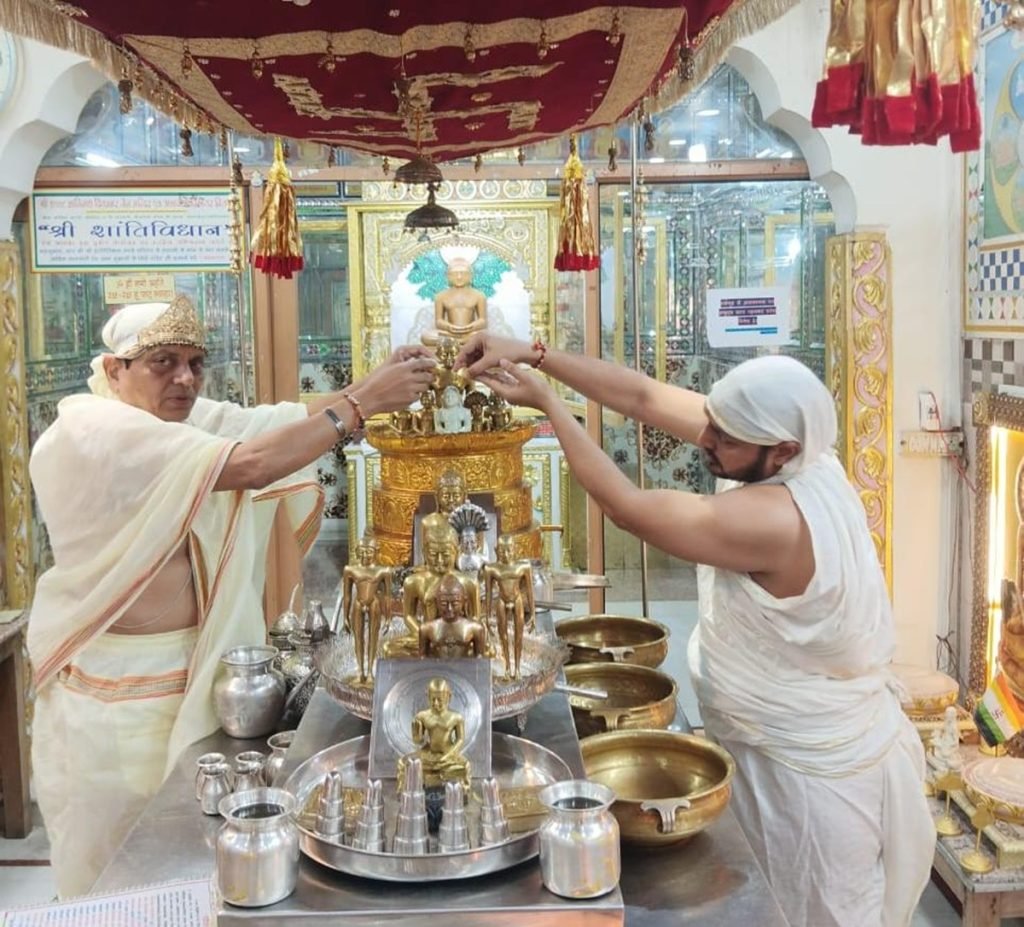 धारूहेड़ा: यहां के सेक्टर छ​ह स्थित शातिनांथ जैन मंदिर में तीर्थंकर श्री 1008 महावीर स्वामी का 2625 वाँ जन्म "जन्म कल्याणक" दिवस के रूप में मनाया गया