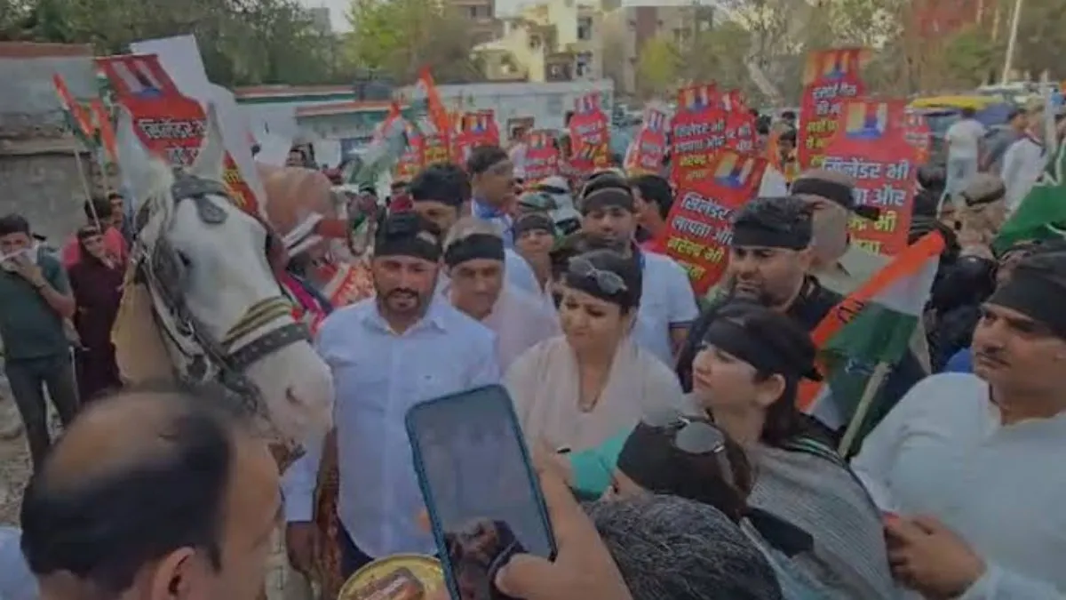 Congress Protests Over Gas Cylinder Shortage in Gurugram, Takes Out ‘Cylinder Baraat’ on a Mare