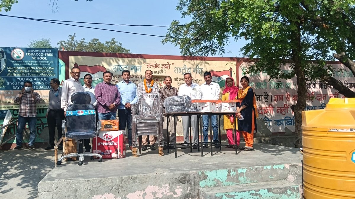 केनरा बैंक हेली मंडी ने जटौली स्कूल को दिया ये सामान