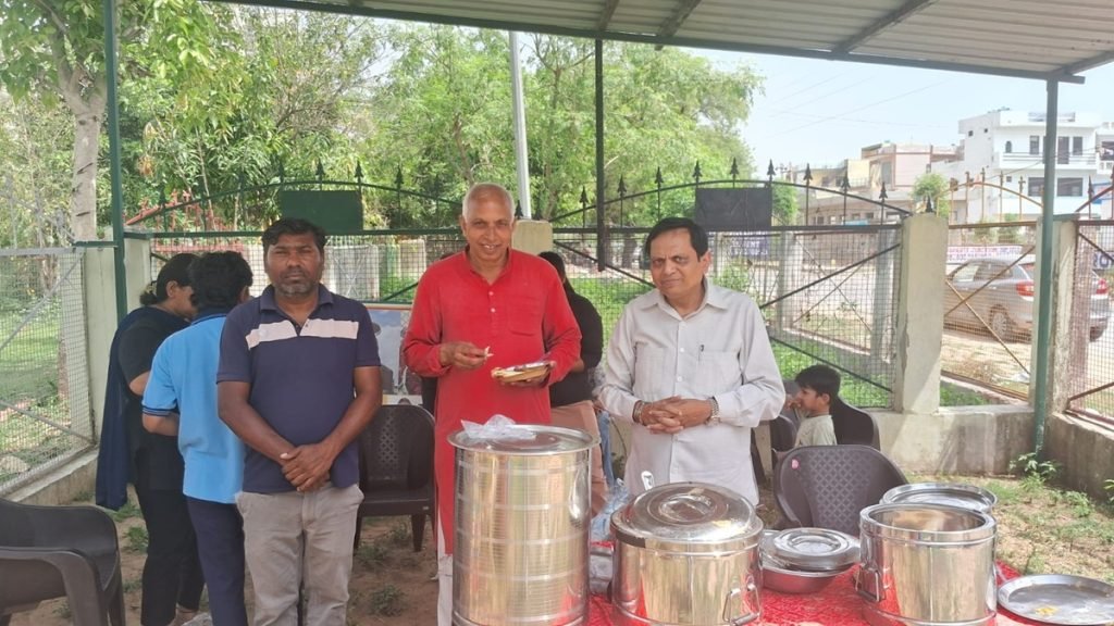 धारूहेड़ा: यहां के सेक्टर छ​ह स्थित शातिनांथ जैन मंदिर में तीर्थंकर श्री 1008 महावीर स्वामी का 2625 वाँ जन्म "जन्म कल्याणक" दिवस के रूप में मनाया गया