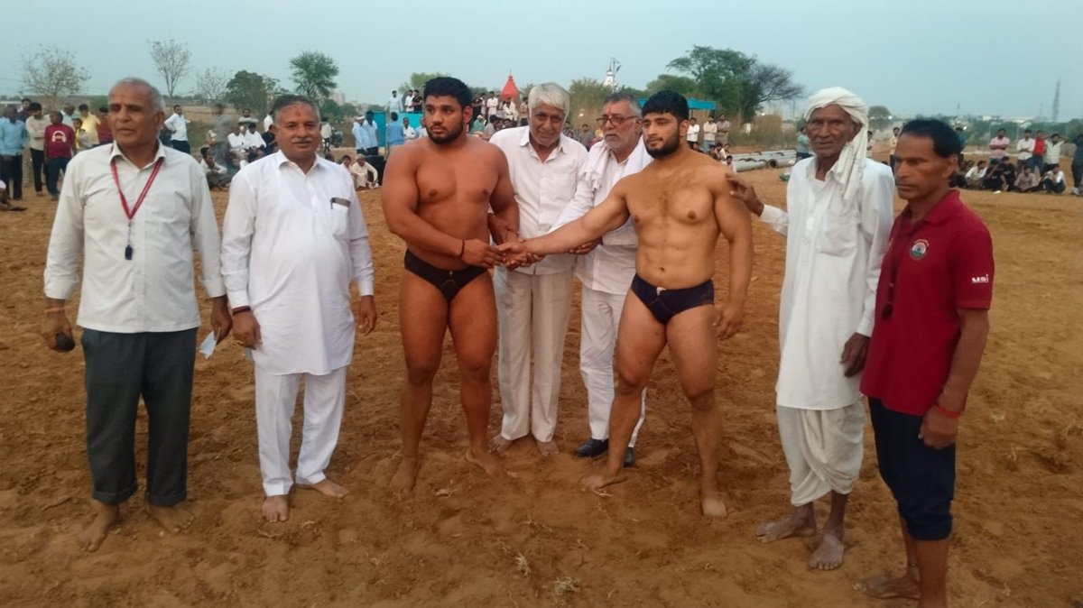 Rewari News: जानियावास माता मेले में कुश्ती दंगल आयोजित
