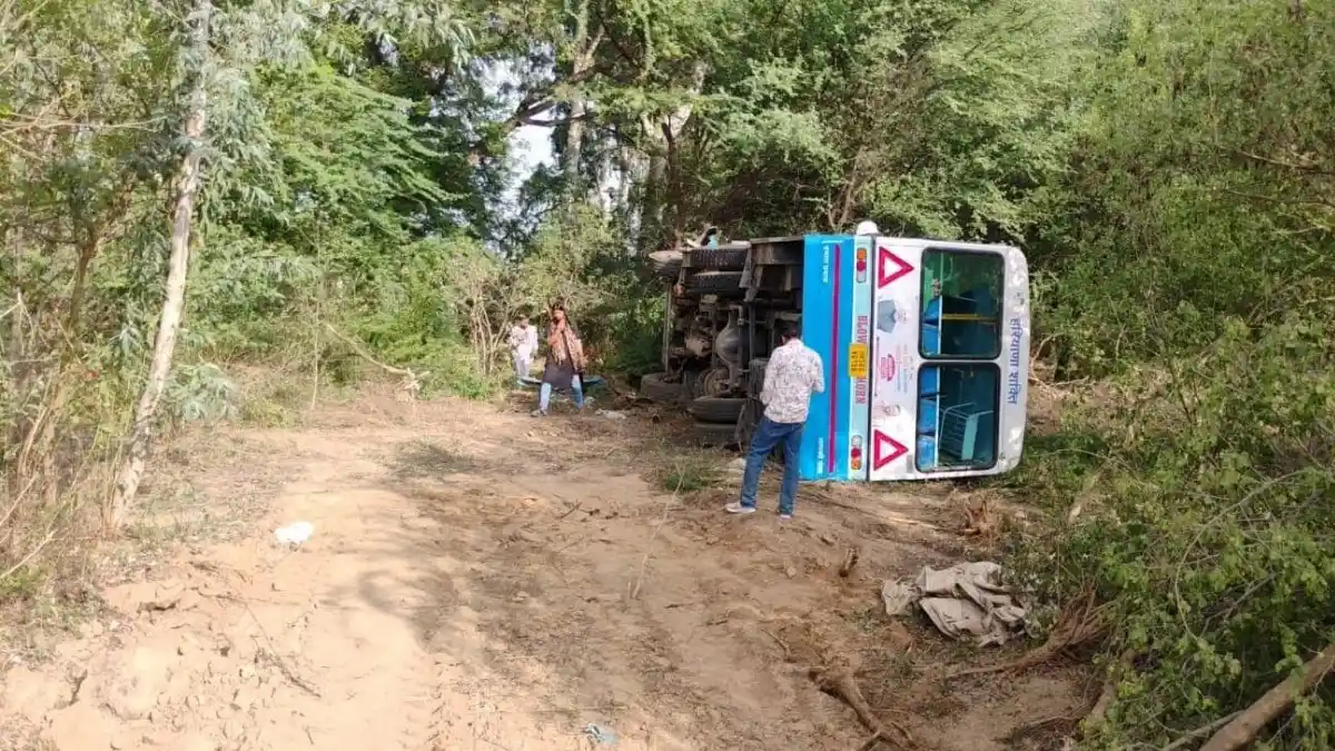 Jind News: Bus Driver Loses Control While on Video Call, Bus Overturns on Highway; 32 Passengers Injured