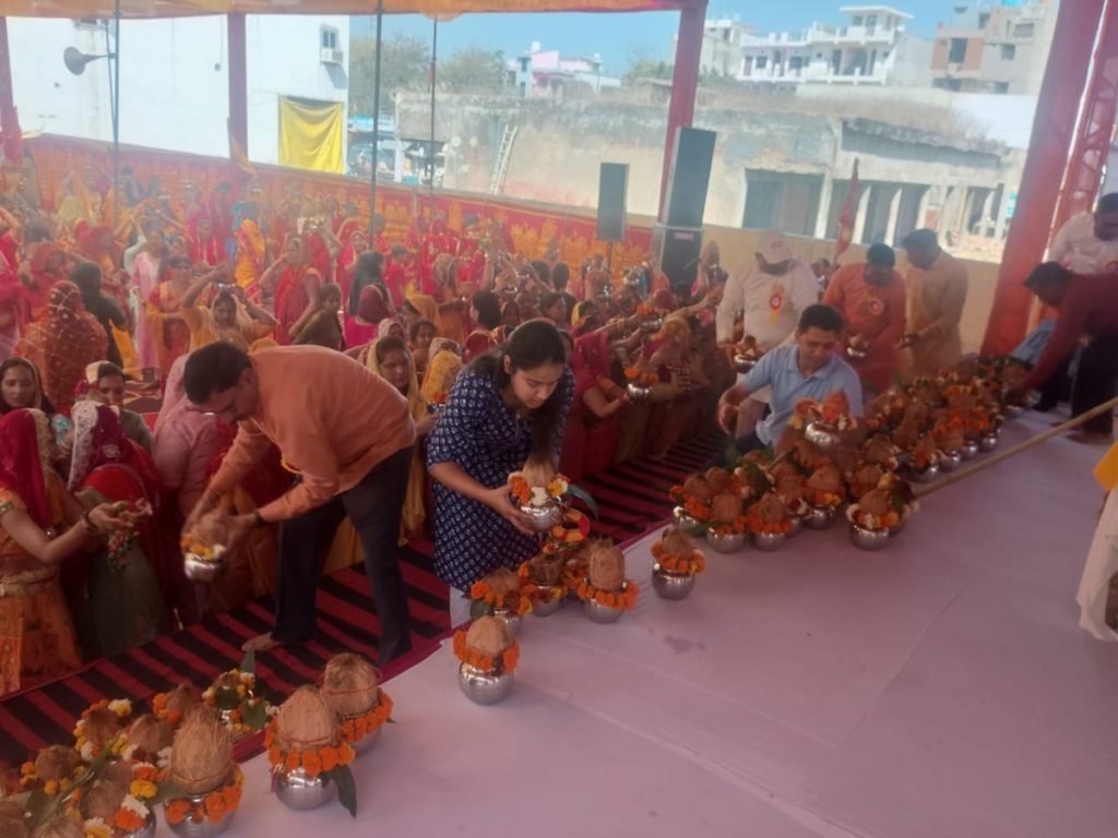 श्रीमदभागवत कथा से पहले निकाली कलश यात्रा