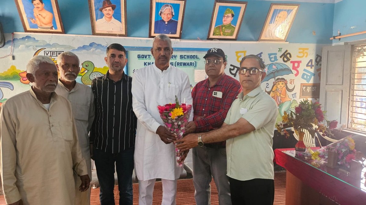 राजकीय प्राथमिक पाठशाला खलियावास के मुख्याध्यापक को किया सम्मानित