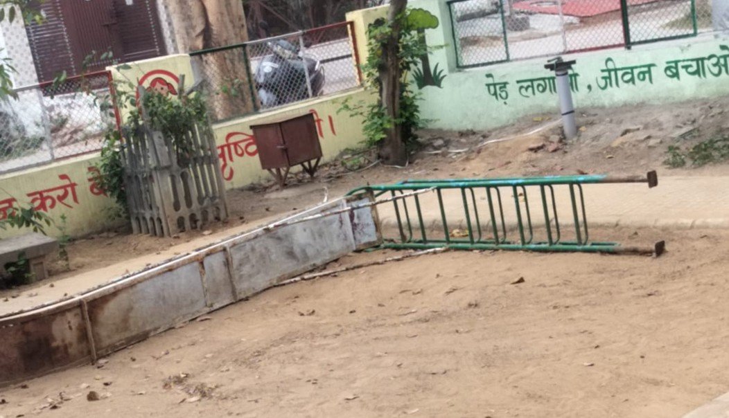 धारूहेड़ा: सेक्टर चार पार्को की हालत बदहाल टूटे पडे झूले