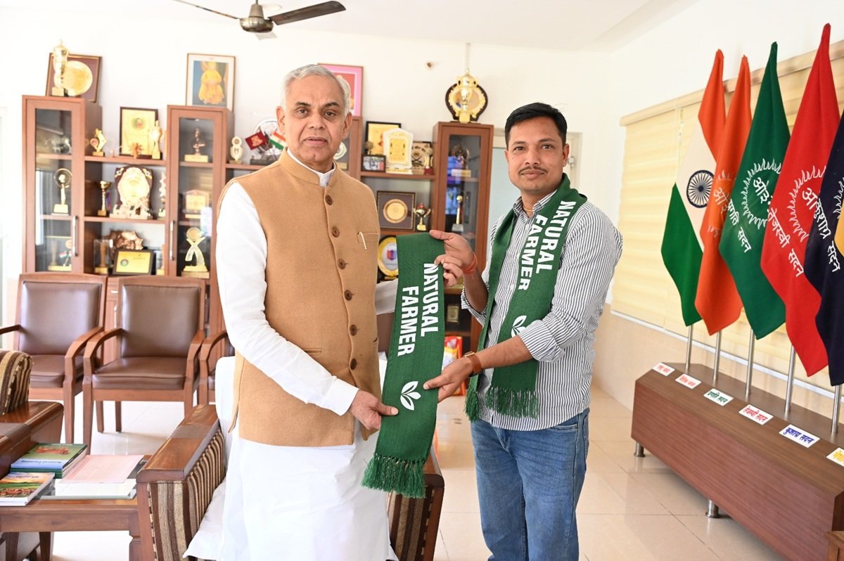 गुजरात के राज्यपाल से मिले अरावली किसान क्लब के प्रधान यशपाल खोला, जानिए प्राकृतिक खेती है क्या है फायदे