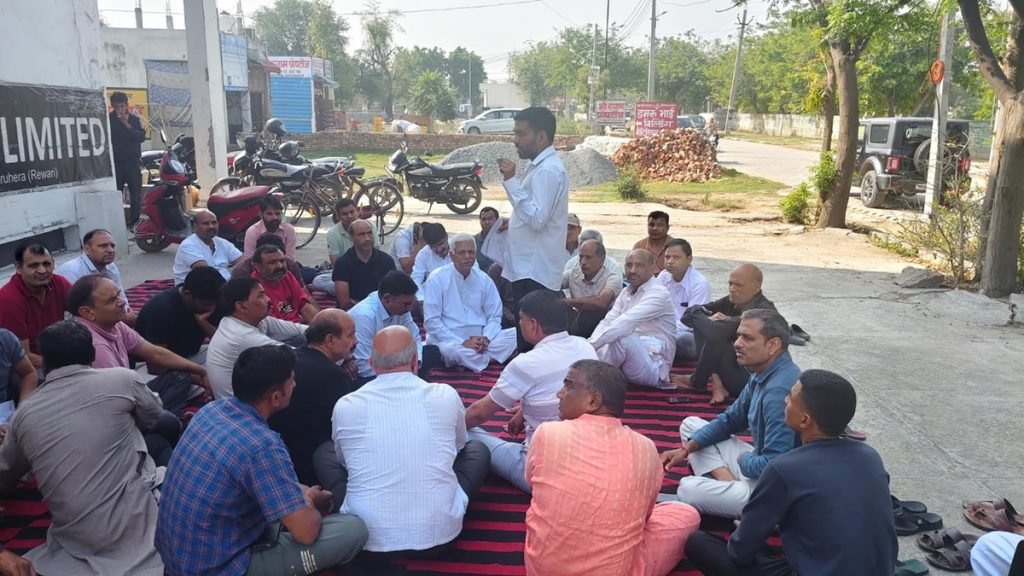 धारूहेड़ा: यहां के सेक्टर चार में गेट नंबर एक पर आरडब्ल्यूए की बैठक प्रधान नरेंंद्र यादव की अध्यक्षता में आयोजित की गई। 