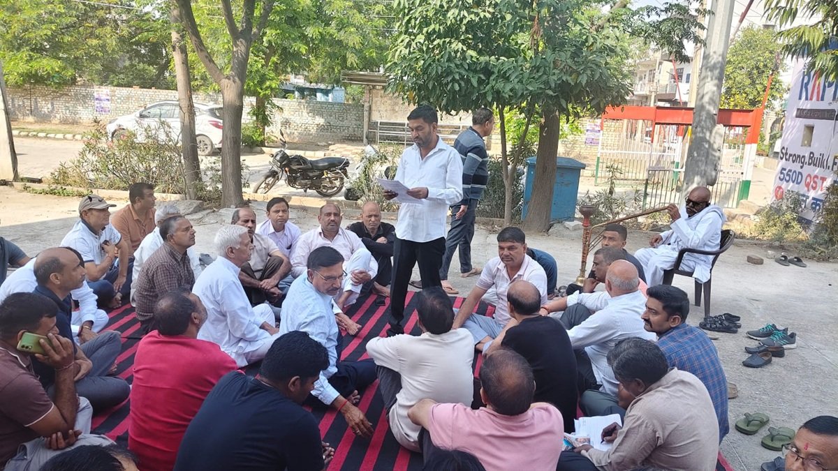 Dharuhera latest news: धारूहेड़ा: यहां के सेक्टर चार में गेट नंबर एक पर आरडब्ल्यूए की बैठक प्रधान नरेंंद्र यादव की अध्यक्षता में आयोजित की गई।