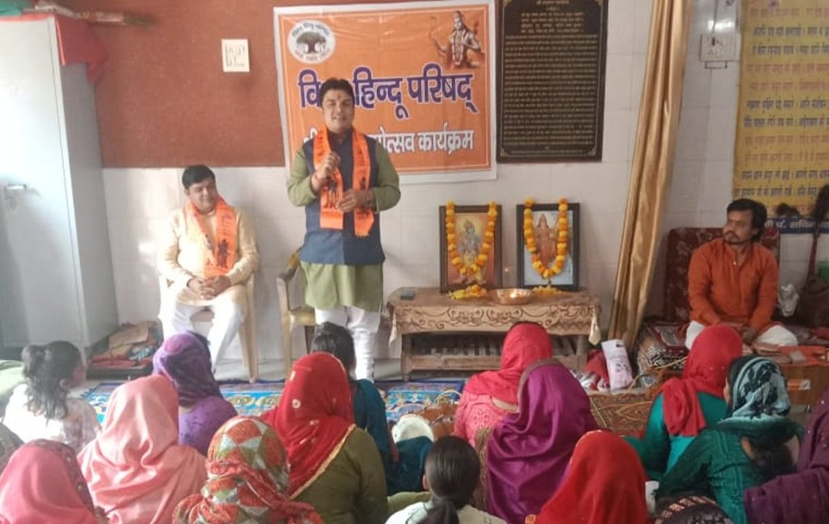 Dharuhera News: धारूहेड़ा: विश्व हिंदू परिषद की ओर से महेश्वरी की शिव नगर कॉलोनी बालाजी मंदिर रामनवमी कार्यक्रम मनाया गया।