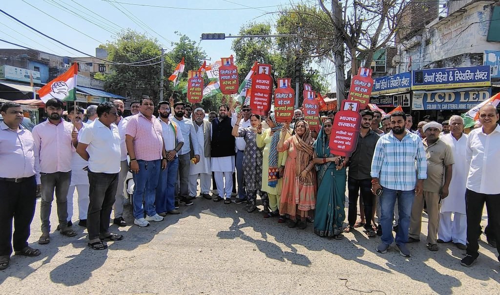 Dharuhera News: गैस की किल्लत, पेट्रोल-डीजल के दामों में  बढ़ोतरी के विरोध में प्रदर्शन