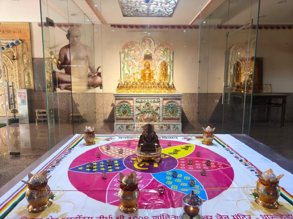 धारूहेड़ा: यहां के सेक्टर छ​ह स्थित शातिनांथ जैन मंदिर में तीर्थंकर श्री 1008 महावीर स्वामी का 2625 वाँ जन्म "जन्म कल्याणक" दिवस के रूप में मनाया गया