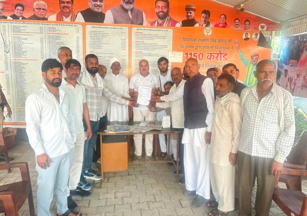 मुआवजे की मांग को लेकर रेवाड़ी के विधायक को सौंपा ज्ञापन