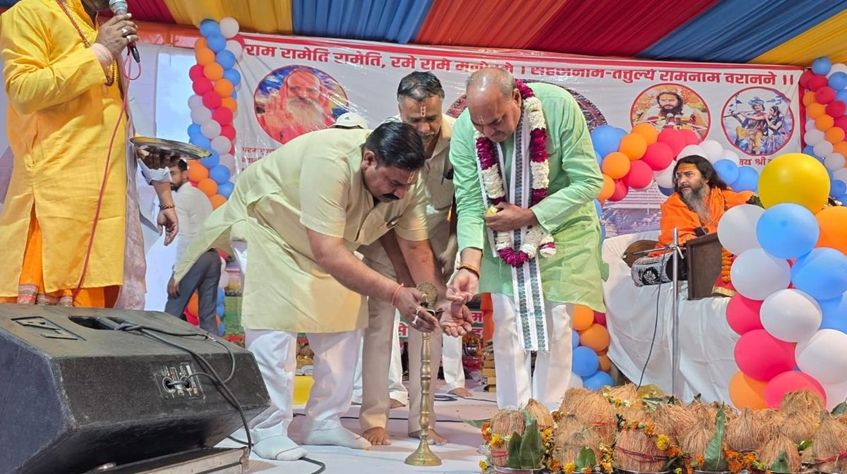 भागवत कथा में रेवाड़ी के विधायक ने ली शिरकत, स्वामी श्री ज्योतिम्रयानन्द गिरी महाराज का लिया आशीर्वाद