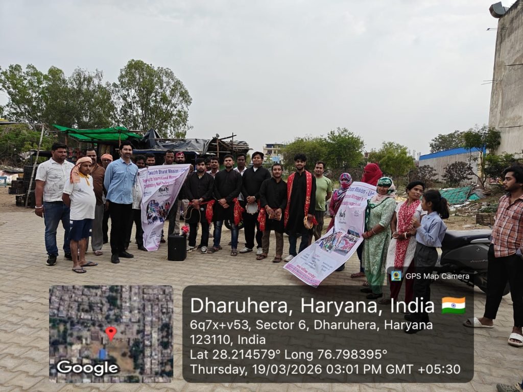 स्वच्छता के महत्व को समझाने के लिए नाटक का मंचन किया गया, जिसमें कलाकारों ने रोजमर्रा की जिंदगी से जुड़े उदाहरणों के माध्यम से कचरा प्रबंधन और साफ-सफाई के प्रति लोगों को प्रेरित किया