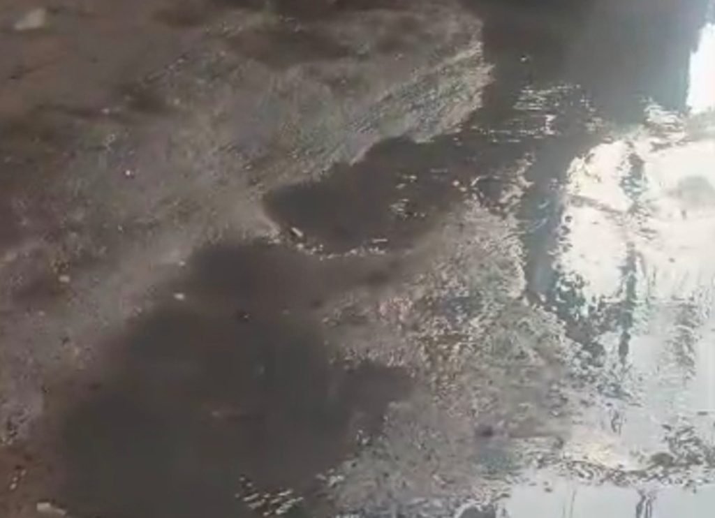 Rewari News: धारूहेड़ा के इस वार्ड से कब हटेंगे मौत के खंभे 1 पंचायत समय में डाली गई कई सीवरेज लाइनें अब जर्जर हो चुकी हैं, जिसके चलते हल्की बारिश में ही ओवरफ्लो की स्थिति बन जाती है।