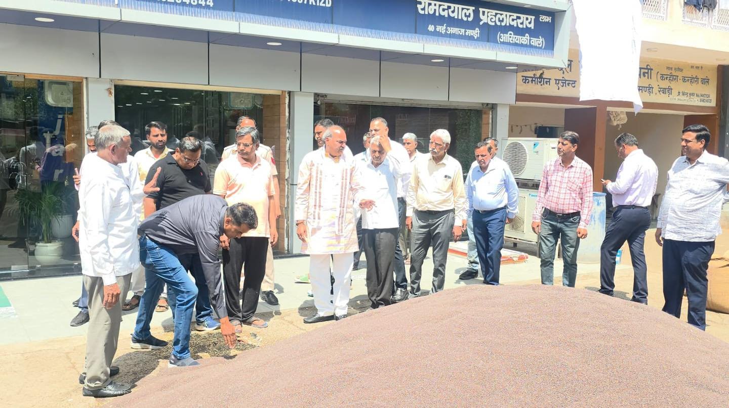 Breaking News: MLA Laxman Yadav Arrives at Rewari Grain Market