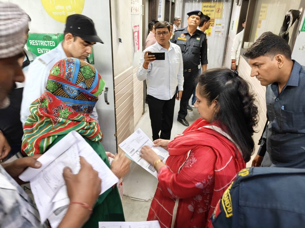 रोहतक: शनिवार को स्वास्थ्य मंत्री आरती राव ने पीजीआई रोहतक औचक निरीक्षण पर किया। औचक निरीक्षण के दौरान कई खामियां पाई गईं।