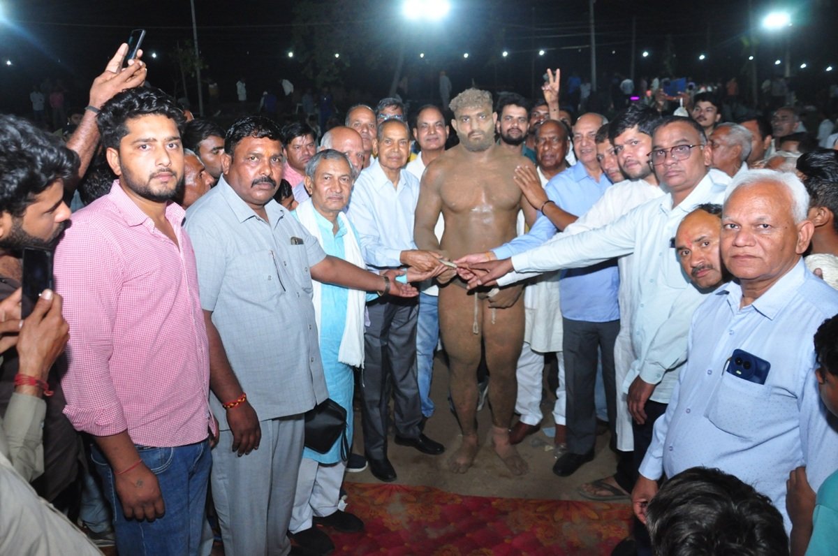 Dharuhera News: नन्दरामपुरबास में बाबा बिशन दास का विशाल मेला आयोजित, जानिए 51 हजार की कुश्ती किसने जीती