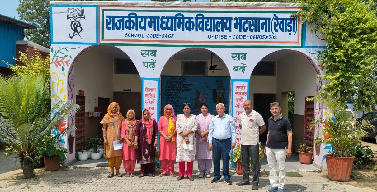 Dharuhera News: ग्राम पंचायत ने भटसाणा स्कूल स्टाफ को किया सम्मानित