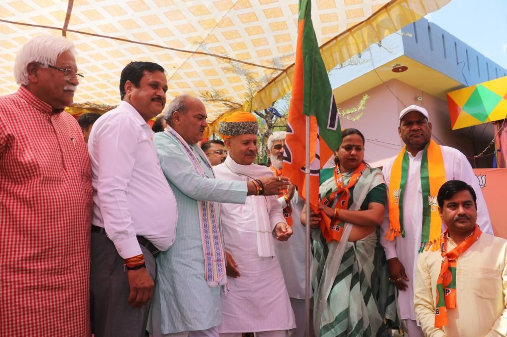 BJP Foundation Day: राव इंद्रजीत सिंह ने ‘गांव चलो-बस्ती चलो’ अभियान के जरिए रेवाड़ी में फूंका जोश 2 BJP Foundation Day: राव इंद्रजीत सिंह ने ‘गांव चलो-बस्ती चलो’ अभियान के जरिए रेवाड़ी में फूंका जोश