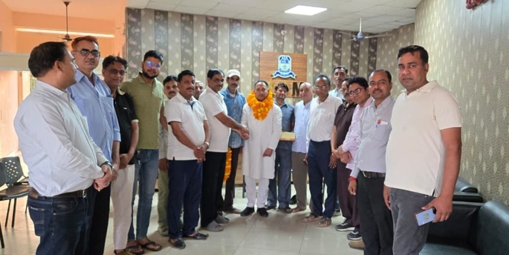 Rewari News: राजपूत महासभा धारूहेड़ा की अहम बैठक आयोजित, जानिए कौन बने अध्यक्ष 4 धारूहेड़ा: सर्वसम्मति से रिटायर्ड सूबेदार मेजर चरण सिंह छोकर को पुनः राजपूत महासभा का तीन साल के लिए अध्यक्ष चुना गया।