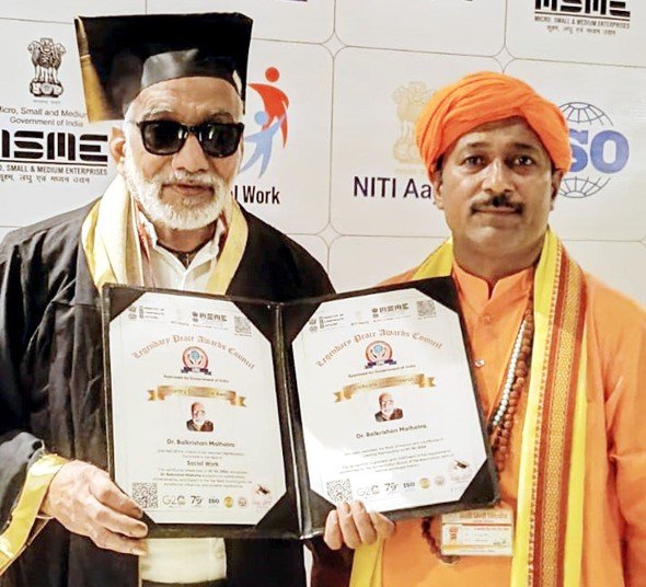 ‘मेरा देश-मेरी विरासत’ के संस्थापक डॉ. बालकृष्ण मल्होत्रा एक्सिलेंस डायनेमिक अवार्ड से हुए सम्मानित 3 नई दिल्ली में आयोजित सम्मान समारोह में डॉ. बालकृष्ण मल्होत्रा को सम्मानित करते मुख्य अतिथि।