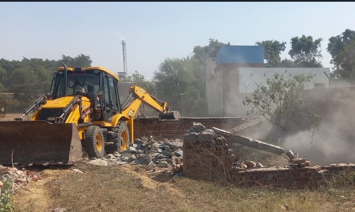 Haryana News: रेवाड़ी में अवैध कॉलोनी पर DTP का चला बुलडोजर