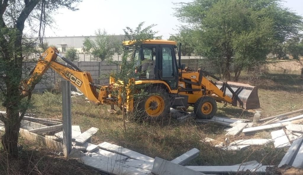 Haryana News: रेवाड़ी में अवैध कॉलोनी पर DTP का चला बुलडोजर
