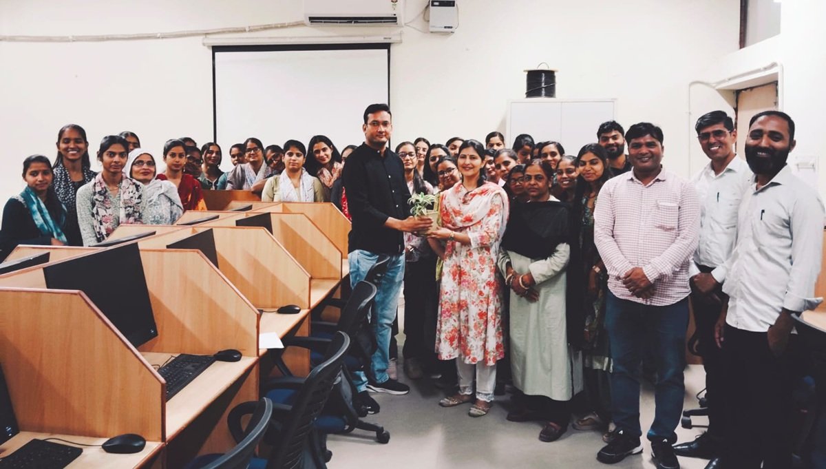 पीएचडी के विद्यार्थियों, शोधार्थियों के लिए यूसीसी लैब में 5 दिवसीय कार्यशाला कंप्यूटर आधारित कार्यशाला का आयोजन किया गया