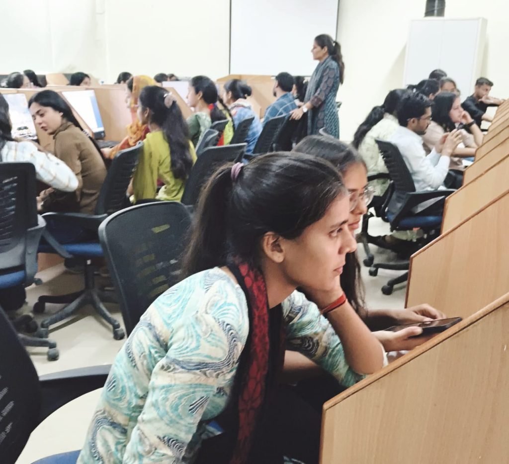 पीएचडी के विद्यार्थियों, शोधार्थियों के लिए यूसीसी लैब में 5 दिवसीय कार्यशाला कंप्यूटर आधारित कार्यशाला का आयोजन किया गया