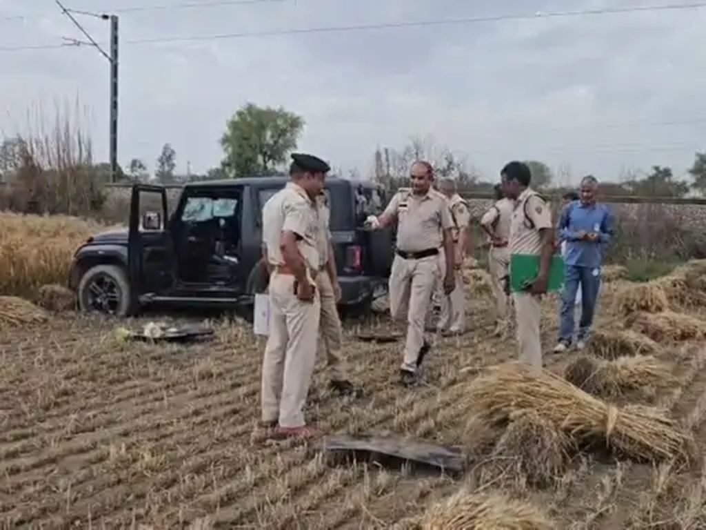 रेवाड़ी रोहतक हाईवे पर लवारिश मिली थार, लगे है खून के धब्बे! 1 रेवाड़ी रोहतक हाईवे पर लवारिश मिली थार, लगे है खून के धब्बे!