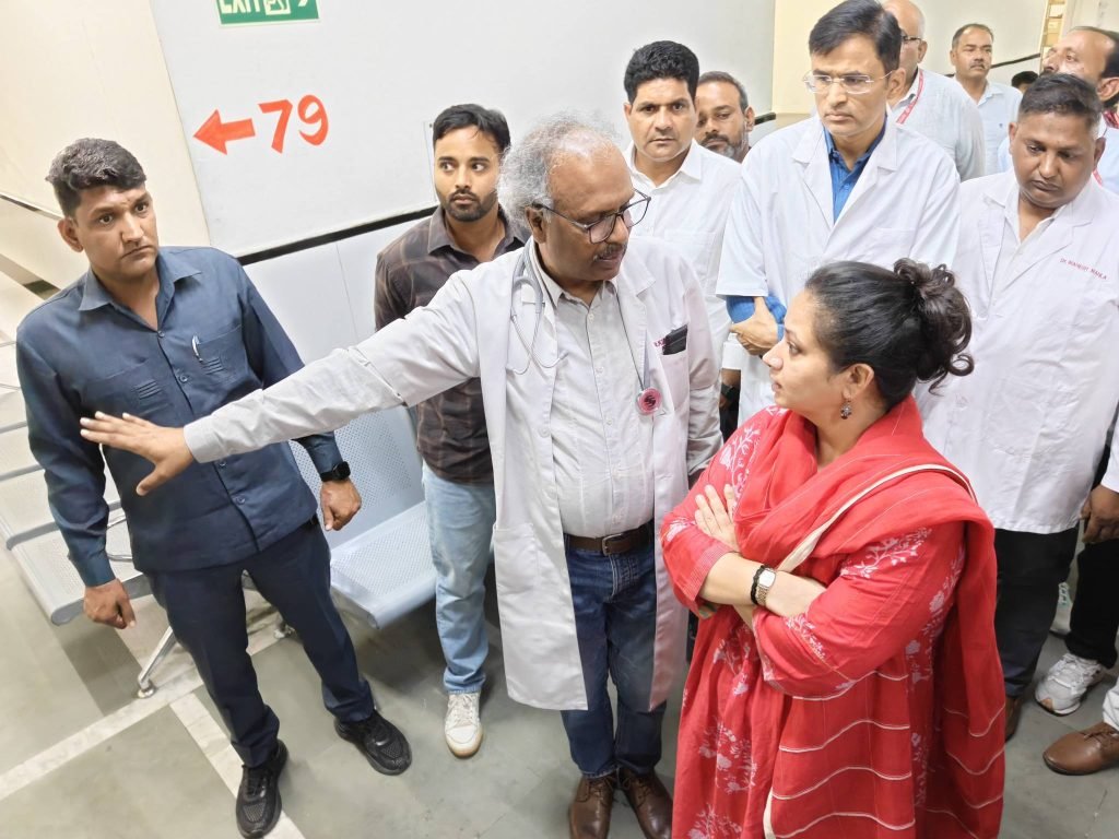 रोहतक: शनिवार को स्वास्थ्य मंत्री आरती राव ने पीजीआई रोहतक औचक निरीक्षण पर किया। औचक निरीक्षण के दौरान कई खामियां पाई गईं।