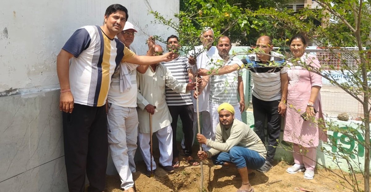 धारूहेड़ा में RWA प्रधान ने भतीजी के जन्मदिन पर कराया पौधारोपण