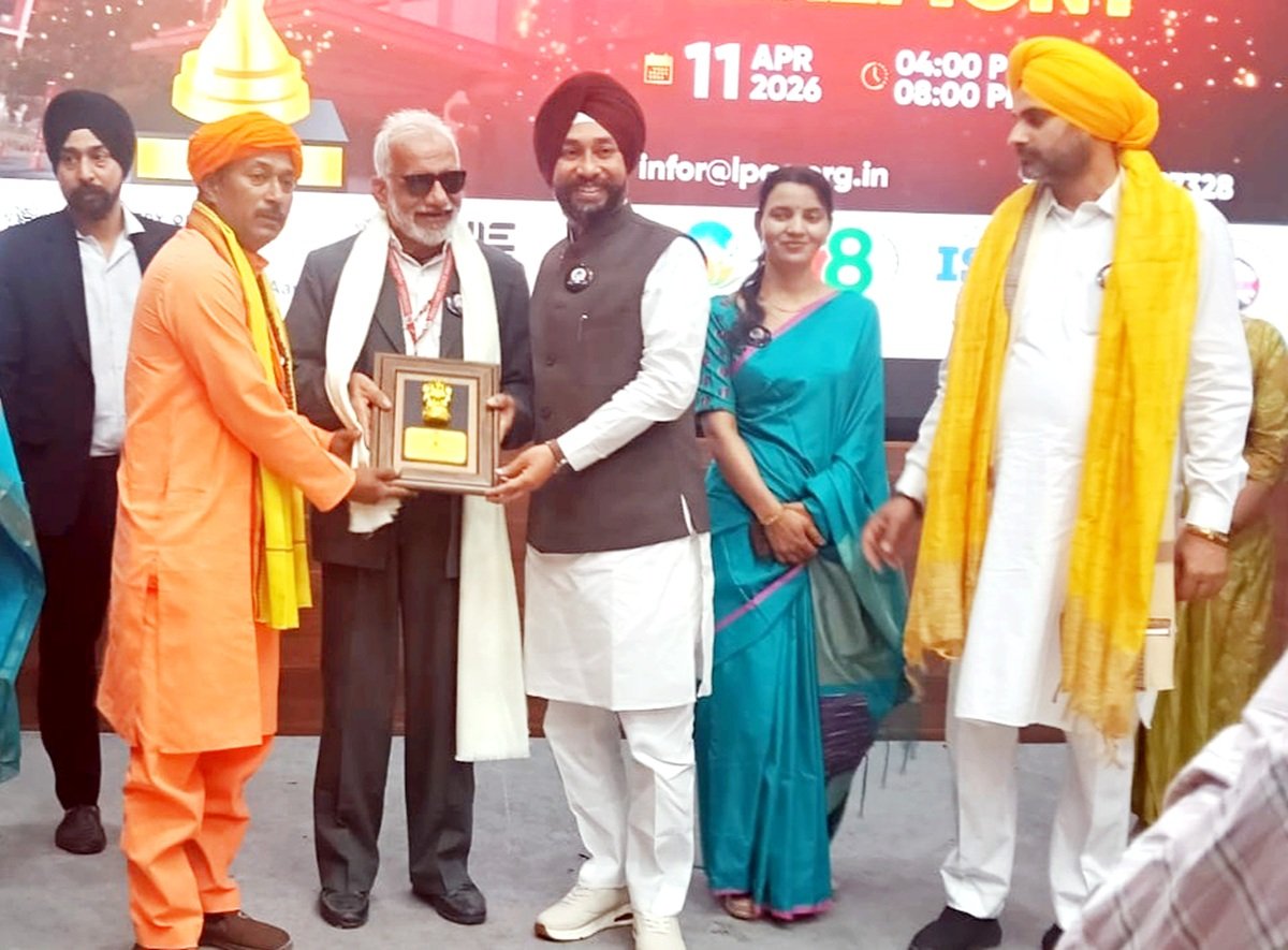 नई दिल्ली में आयोजित सम्मान समारोह में डॉ. बालकृष्ण मल्होत्रा को सम्मानित करते मुख्य अतिथि।