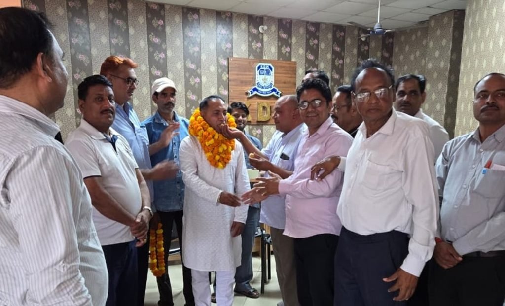 Rewari News: राजपूत महासभा धारूहेड़ा की अहम बैठक आयोजित, जानिए कौन बने अध्यक्ष 3 धारूहेड़ा: सर्वसम्मति से रिटायर्ड सूबेदार मेजर चरण सिंह छोकर को पुनः राजपूत महासभा का तीन साल के लिए अध्यक्ष चुना गया।