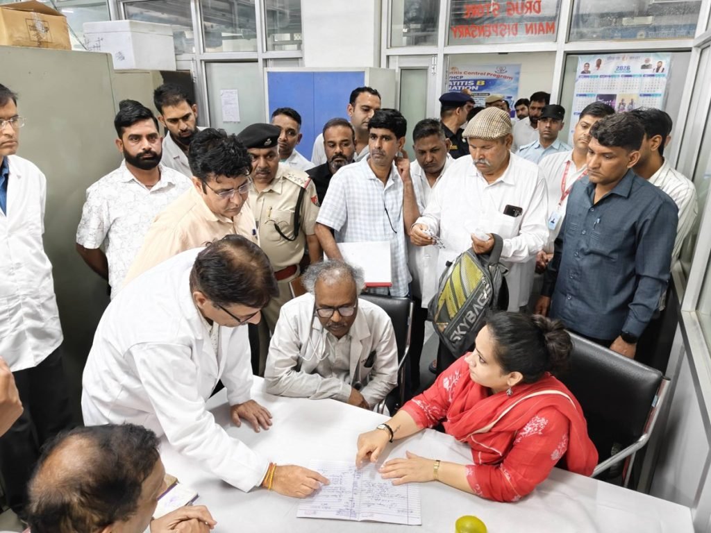 रोहतक: शनिवार को स्वास्थ्य मंत्री आरती राव ने पीजीआई रोहतक औचक निरीक्षण पर किया। औचक निरीक्षण के दौरान कई खामियां पाई गईं।